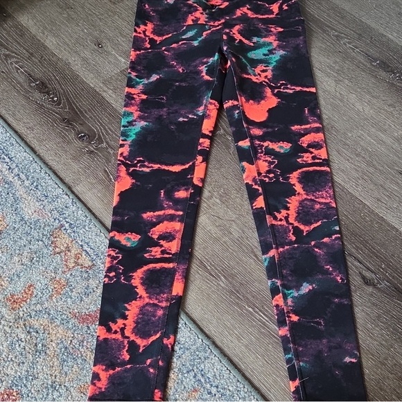 ALO Airbrush Leggings Size M Volcano Lightning - Picture 4 of 5